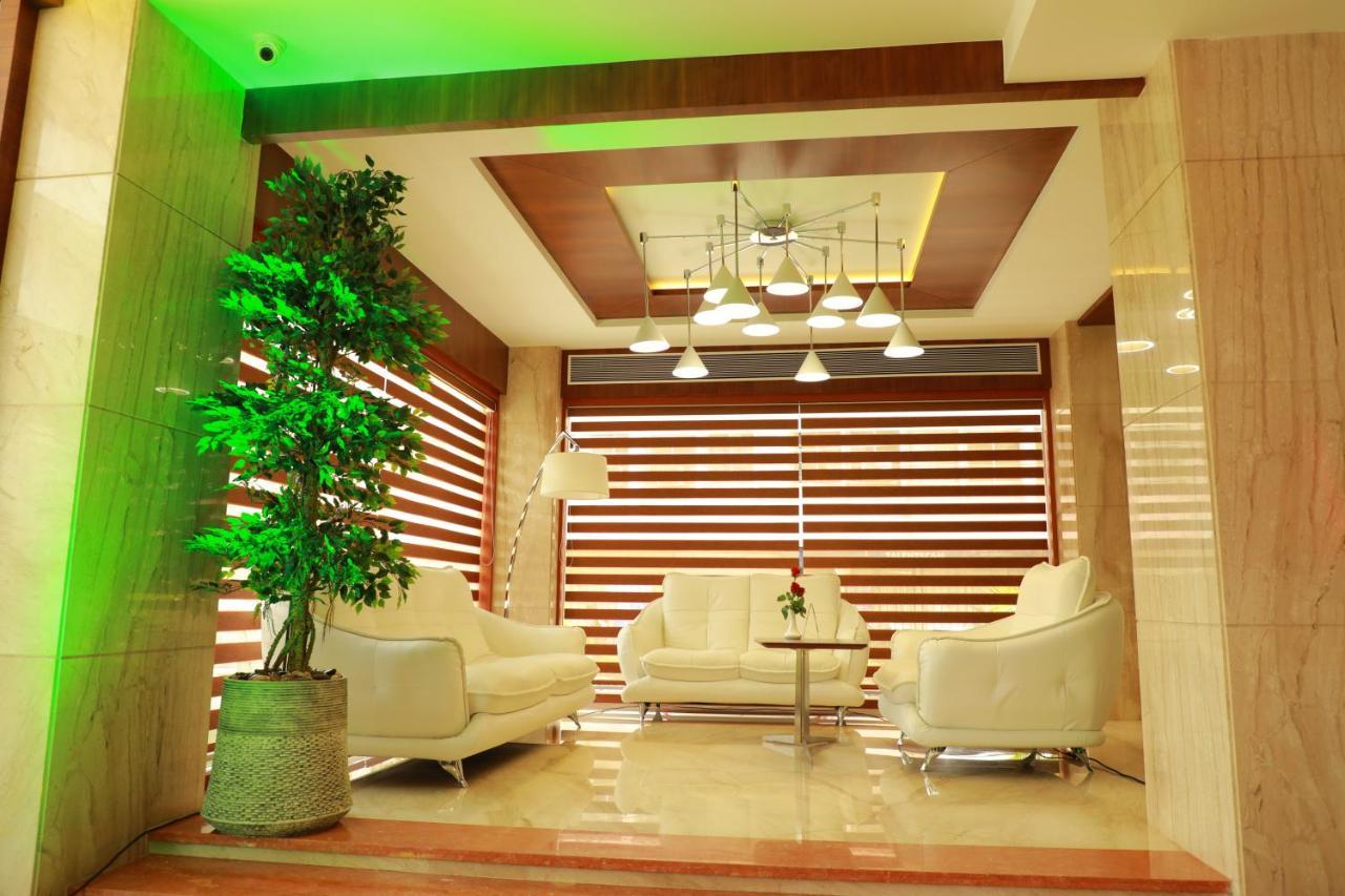 Hotel Coral Isle Kochi Esterno foto