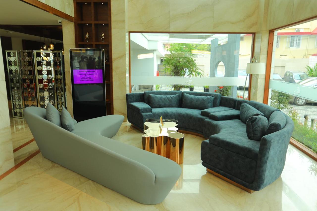 Hotel Coral Isle Kochi Esterno foto
