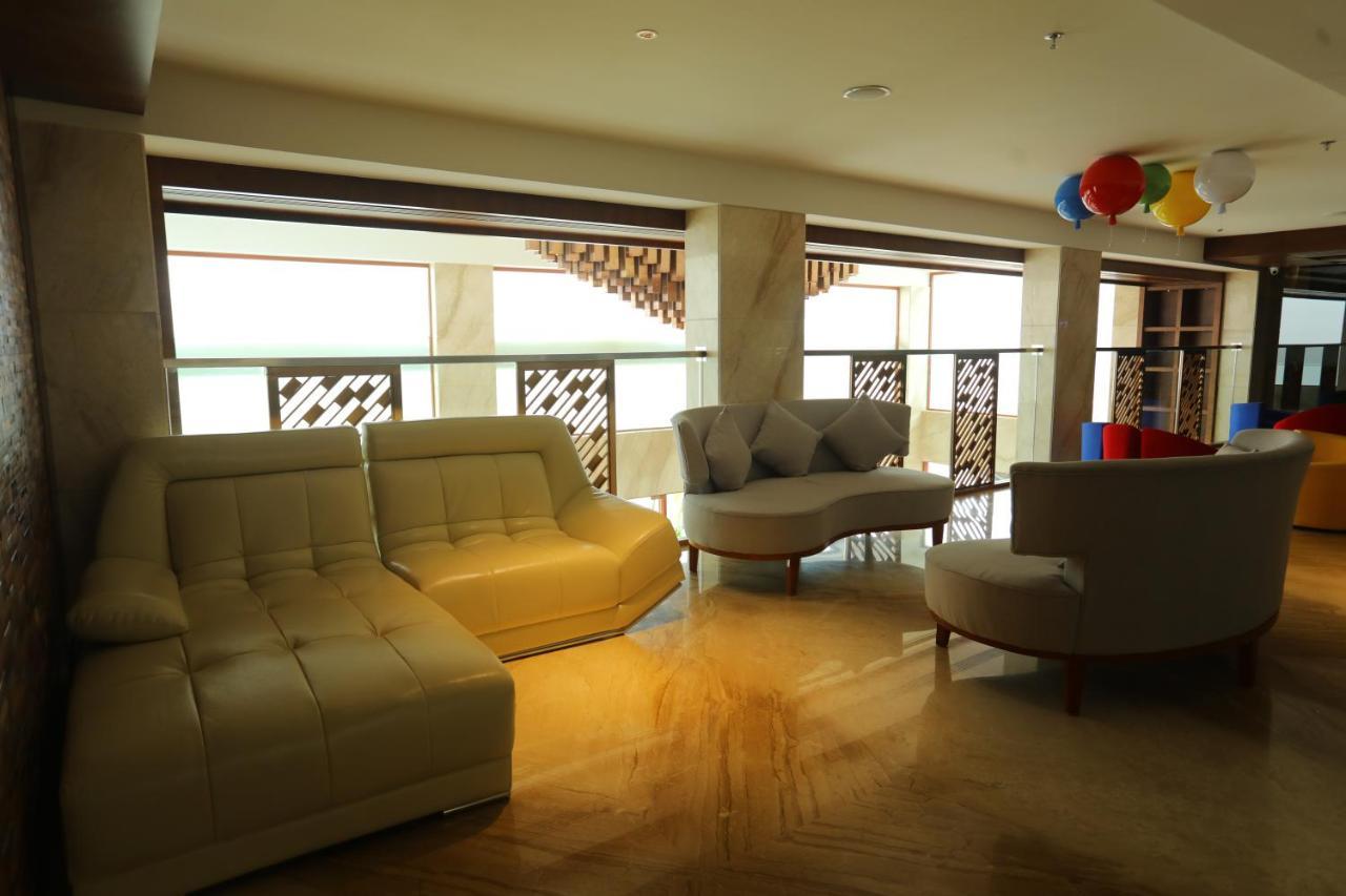 Hotel Coral Isle Kochi Esterno foto