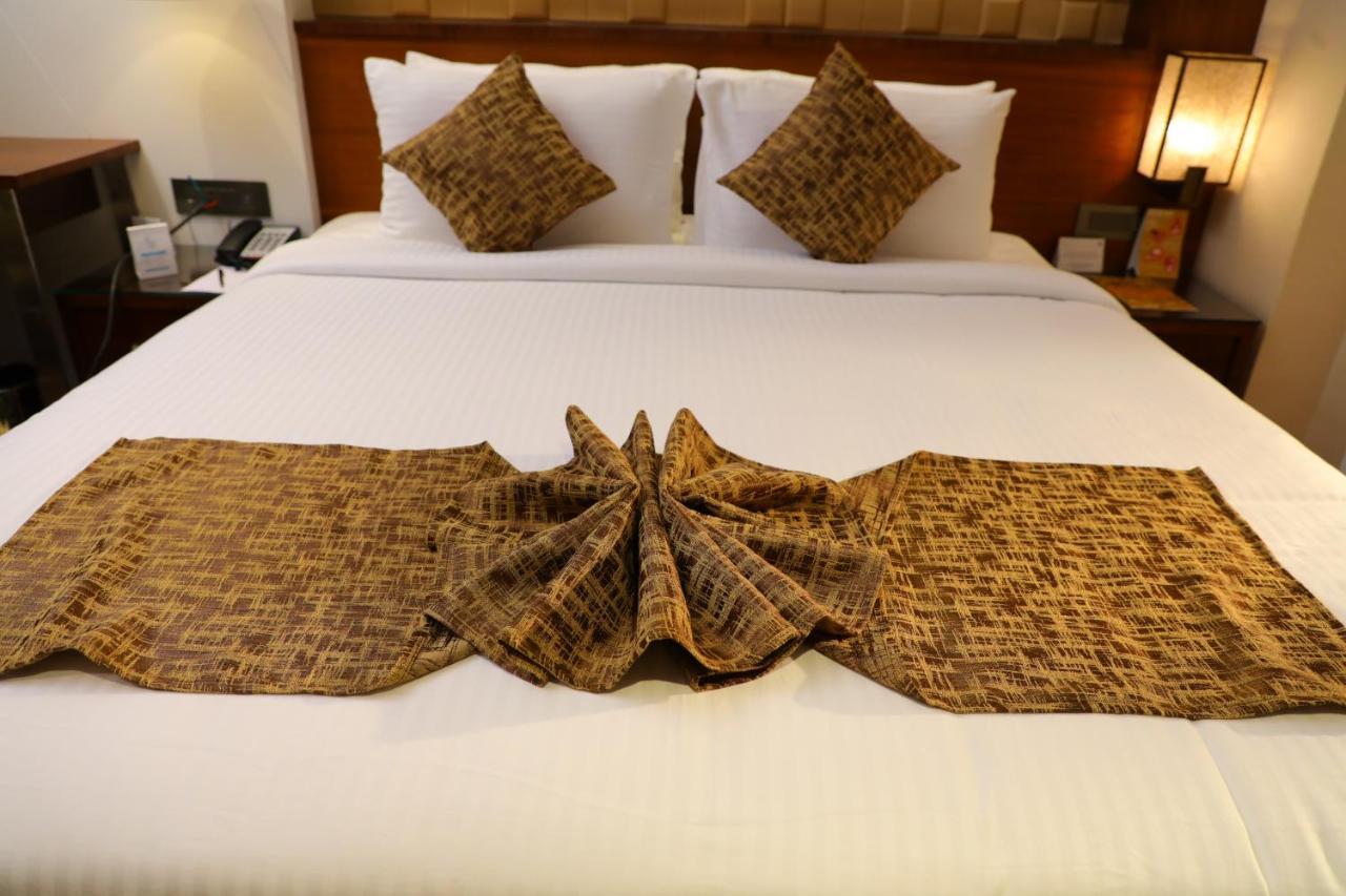 Hotel Coral Isle Kochi Esterno foto