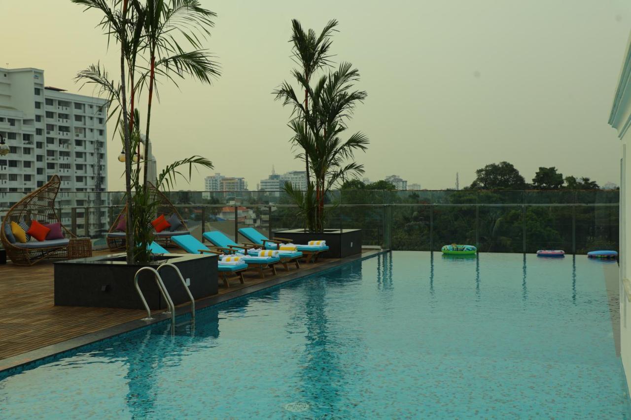 Hotel Coral Isle Kochi Esterno foto