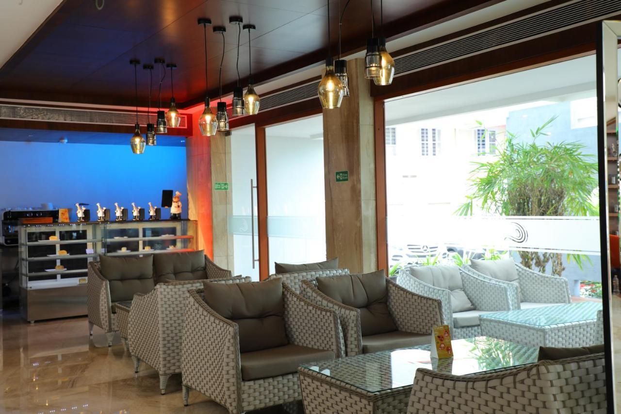 Hotel Coral Isle Kochi Esterno foto