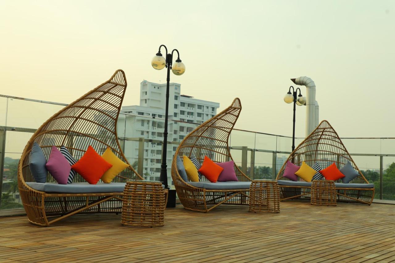 Hotel Coral Isle Kochi Esterno foto