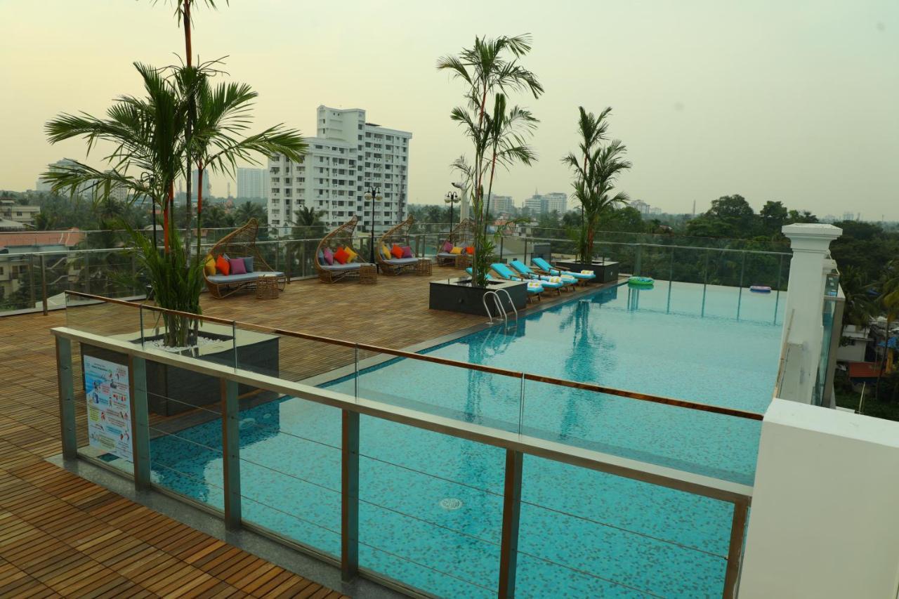 Hotel Coral Isle Kochi Esterno foto