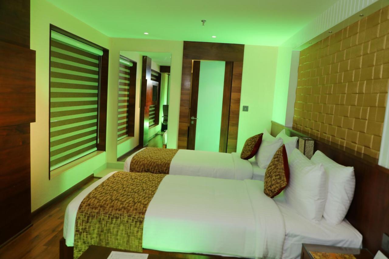 Hotel Coral Isle Kochi Esterno foto