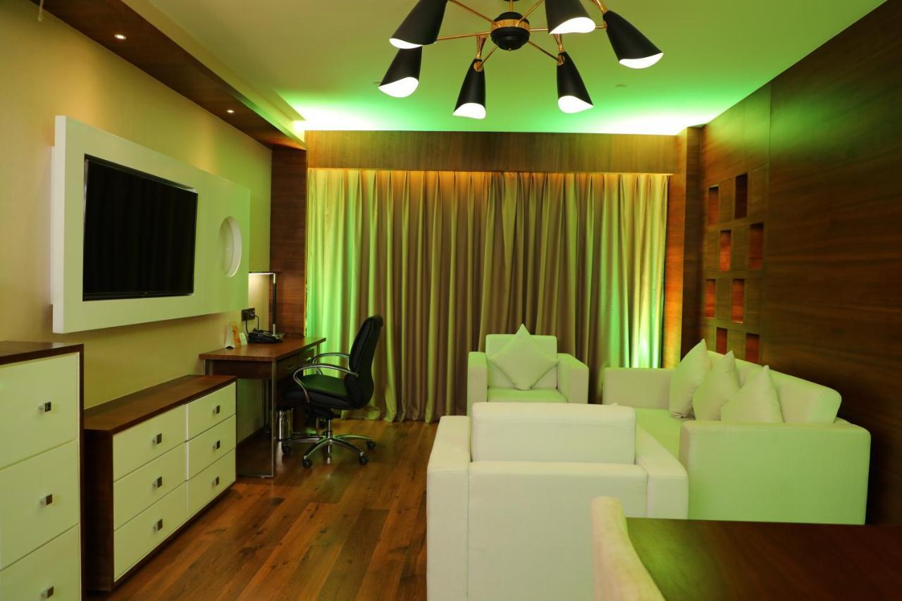 Hotel Coral Isle Kochi Esterno foto