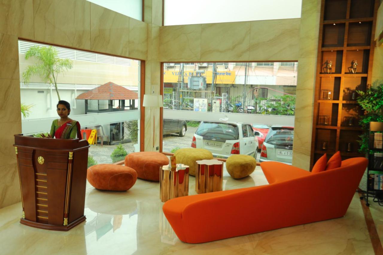 Hotel Coral Isle Kochi Esterno foto